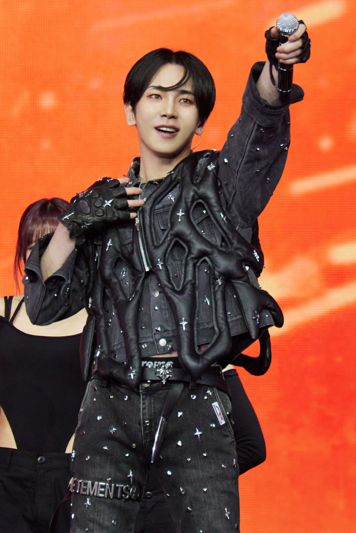 샤이니 키, 감기 몸살에도 'SM타운 30주년 공연' 올라섰다…빛나는 '…