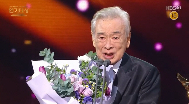 너무 야윈 이순재, 90세에 첫 연기대상 결국 눈물 "공로상 아냐" 후배…