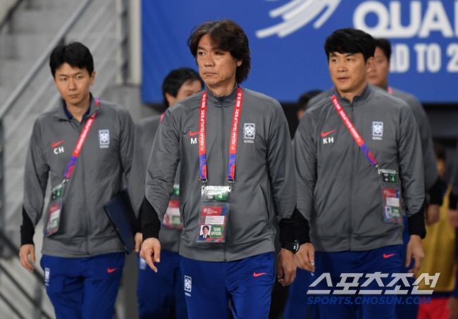 혼돈의 한국 축구, 그래도 홍명보호의 시계는 돌아간다…14일 유럽 출국,…