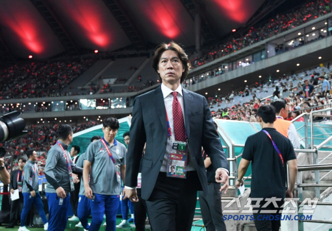 혼돈의 한국 축구, 그래도 홍명보호의 시계는 돌아간다…14일 유럽 출국,…