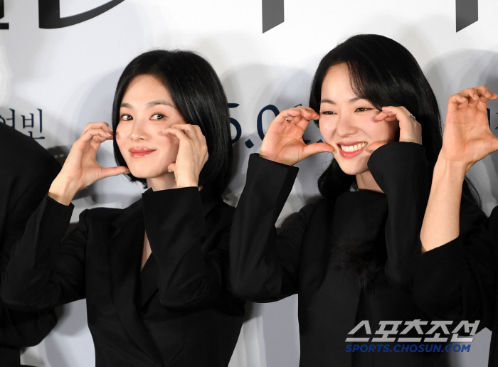 [공식] 수녀 된 송혜교X전여빈, 관객들과 만난다…'검은 수녀들', 2주…