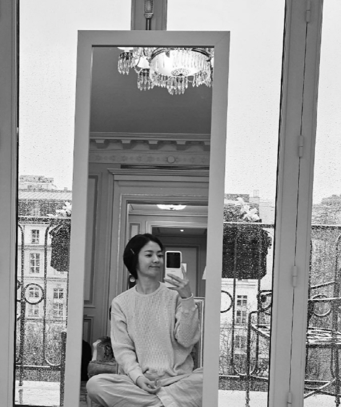 '숏컷' 송혜교, 파리서 수수美 폭발..생얼에 동글이 안경 '너무 잘어울…