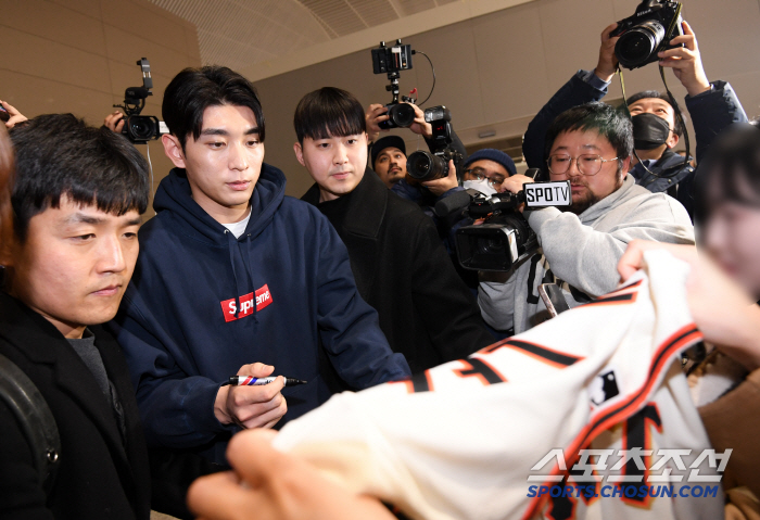 '8시간 기다려 받은 이정후 사인' 비행기 시간 임박한 순간에도 사인해주…