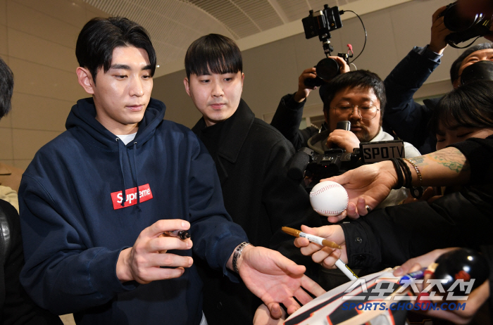'8시간 기다려 받은 이정후 사인' 비행기 시간 임박한 순간에도 사인해주…