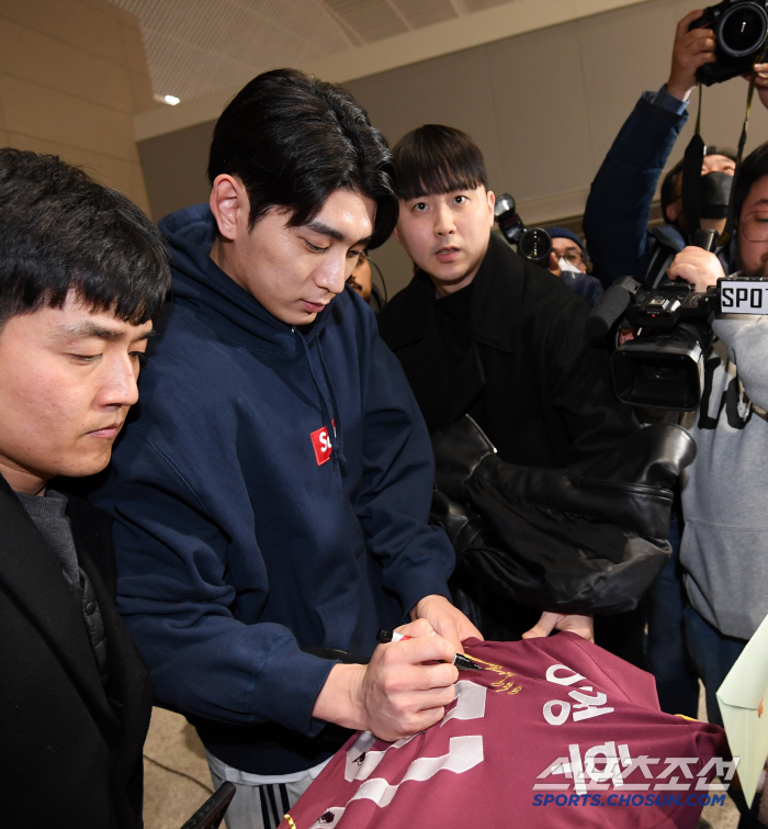 '8시간 기다려 받은 이정후 사인' 비행기 시간 임박한 순간에도 사인해주…