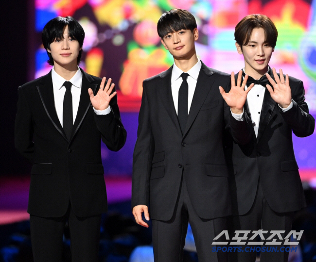 샤이니 키, 무대서 휘청 주저 앉아…"너무 아파서 약으로 버텼다" [종합…