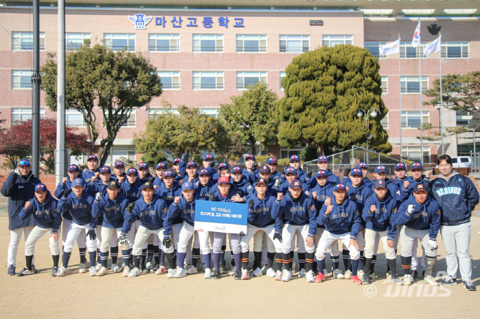 '학교 로고 자수까지 새겨 선물' NC 연고지 사랑, 이렇게 뜨겁다