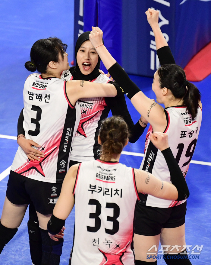 고희진표 '매의눈'+44득점 메가파워! 정관장, 5세트 혈투끝 10연승 …