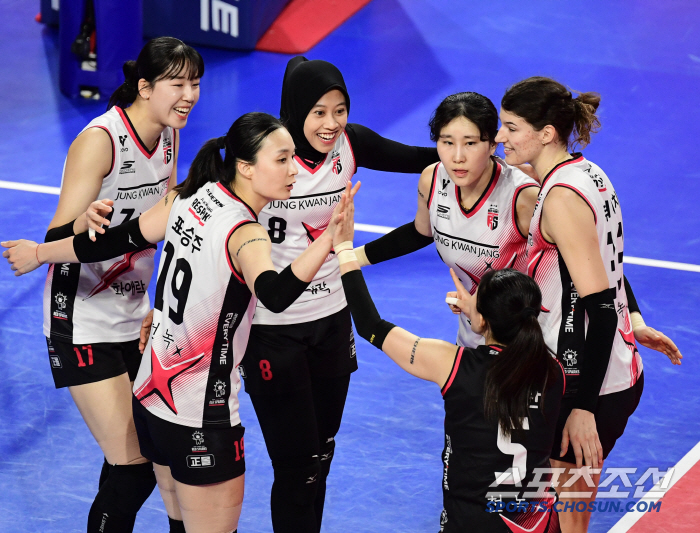 고희진표 '매의눈'+44득점 메가파워! 정관장, 5세트 혈투끝 10연승 …