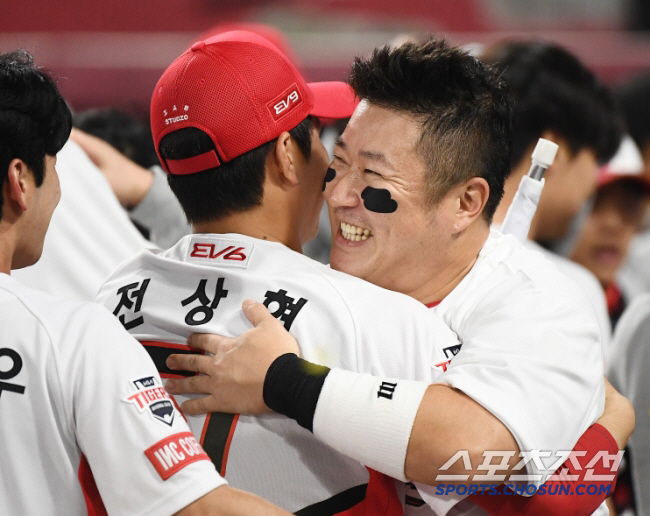 '9년 159억' 전부 34살 이후에 벌었다…42살, 은퇴는 여전히 먼 …