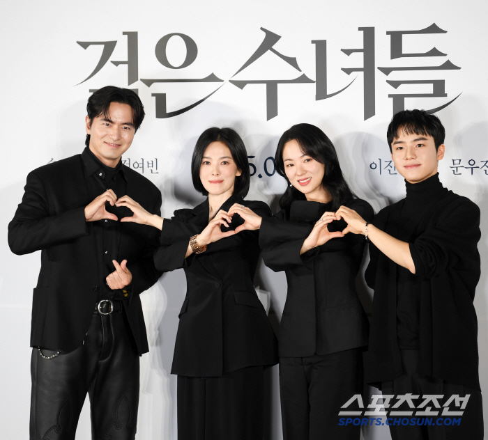 [공식] 벌써부터 뜨겁다…송혜교X전여빈 '검은 수녀들', 개봉 9일 전 …