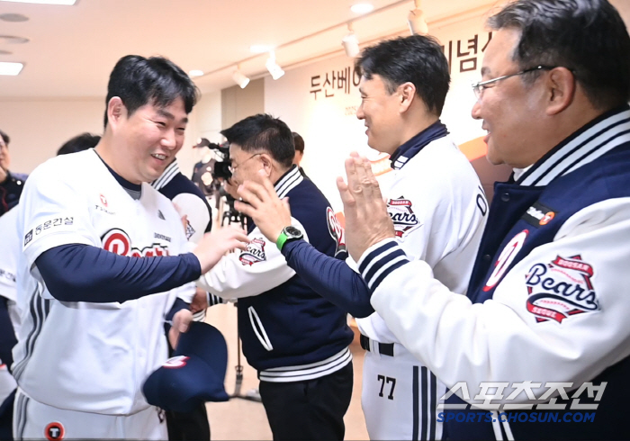 캡틴 양의지와 이승엽 감독의 하이파이브, 새로운 유니폼과 함께 산뜻한 출…
