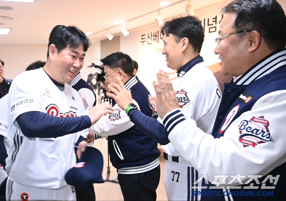 캡틴 양의지와 이승엽 감독의 하이파이브, 새로운 유니폼과 함께 산뜻한 출…