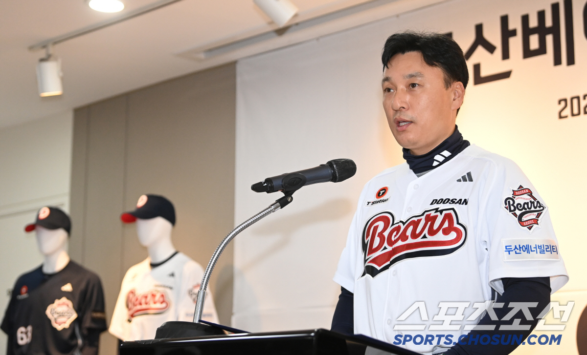 캡틴 양의지와 이승엽 감독의 하이파이브, 새로운 유니폼과 함께 산뜻한 출…