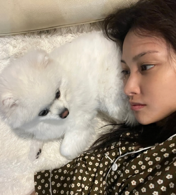 [SCin스타] 생얼도 빛나는 일상…카라 박규리, 반려견과 힐링 타임