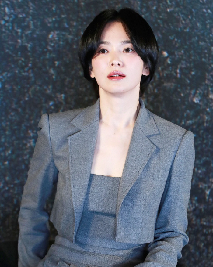 [SCin스타] 숏컷으로 완성한 독보적 미모…송혜교, 초근접샷도 굴욕 無