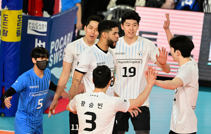 '선두 독주 미쳤다!' 현대캐피탈 파죽의 12연승, 삼성화재 셧아웃 완파…