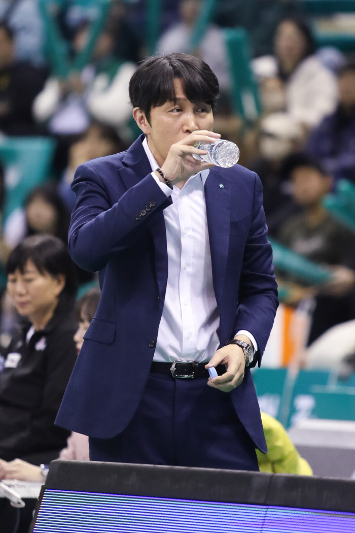 '위성우 감독 체제 최소 득점 동률 불명예' 우리은행, 하나은행과 졸전 …