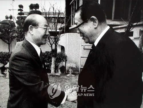 전두환 전 대통령이 29일 오전 서교동 최규하 전 대통령 자택을 찾아 악수를 나누는 모습. 1988(본사자료) (서울 =연합)