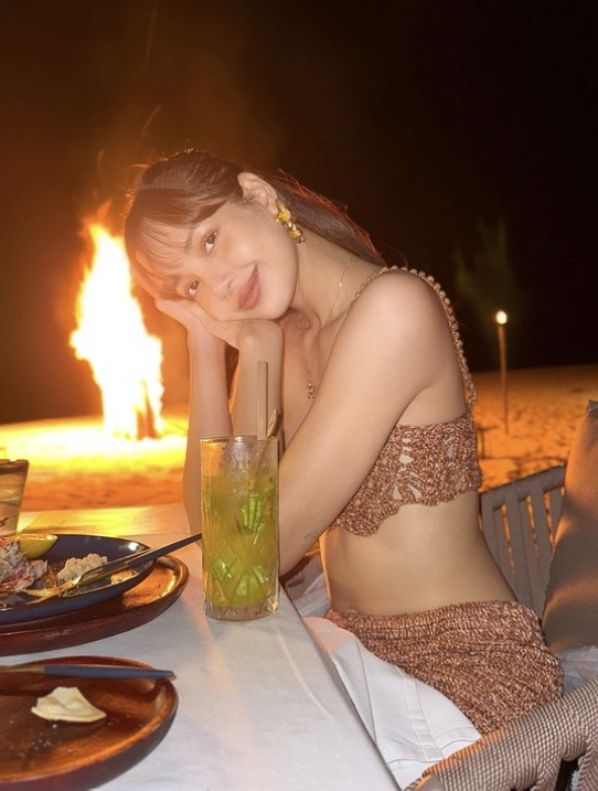 [SCin스타] 블랙핑크 리사, 재벌남친♥ 해변 전세냈나봐…파격 속옷 노…