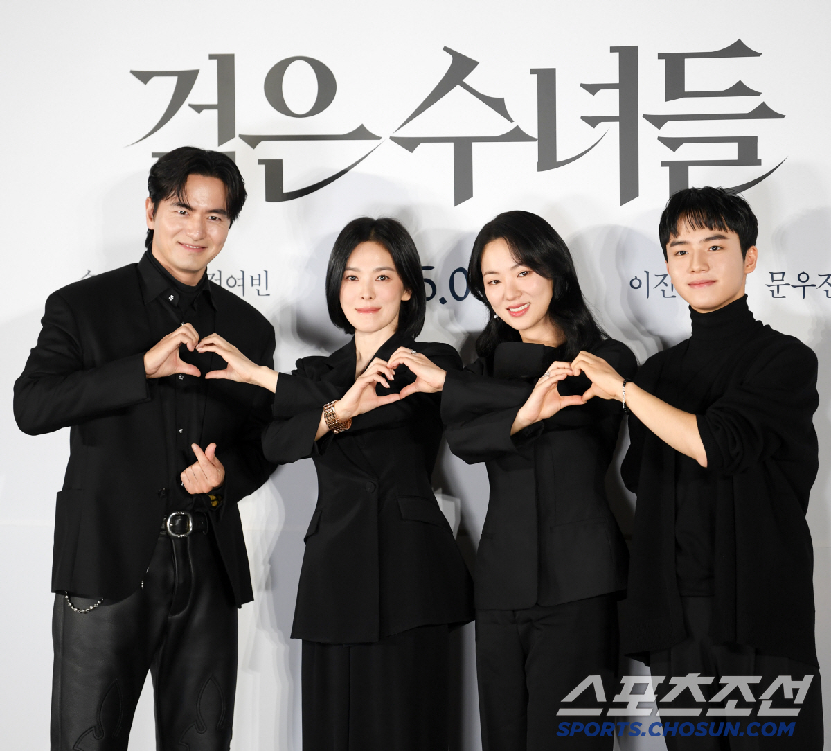 [공식] 송혜교X전여빈 '검은 수녀들' GV릴레이 총공세..'오컬트新' …