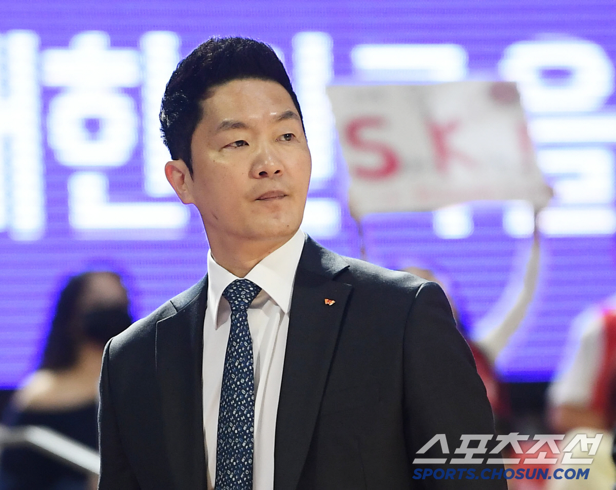 [현장인터뷰]전희철 SK 감독 "1쿼터 모험적 플레이" vs 김주성 DB…