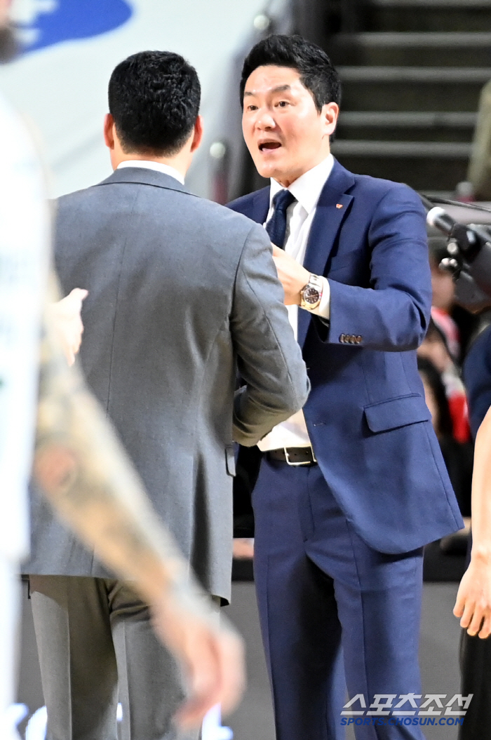 [현장리뷰]"말하는 대로 된다" 전희철 감독의 주문…SK, '오누아쿠 봉…