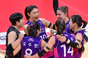 '페퍼 첫 4연승 저지' 흥국생명, 천신만고 끝에 연패 탈출[광주 리뷰]