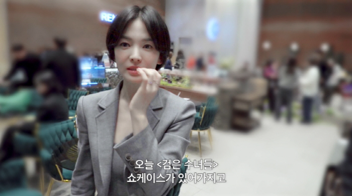 송혜교, 숏컷 변신 후 '얼굴 공격'...점점 더 어려지는 비주얼 ('걍…