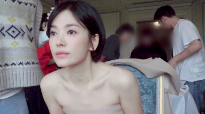 송혜교, 숏컷 변신 후 '얼굴 공격'...점점 더 어려지는 비주얼 ('걍…