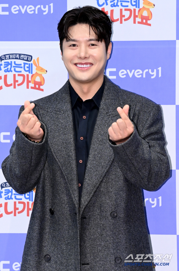 [포토] 신정윤, 하트 받으세요