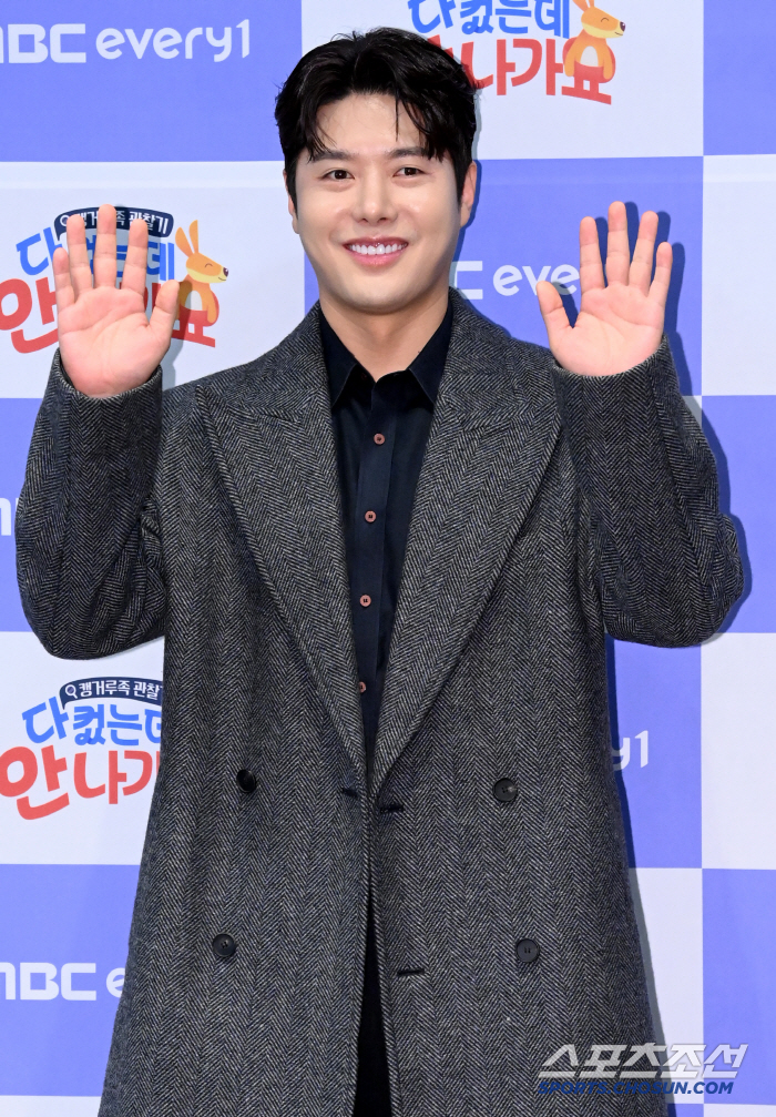 [포토] 신정윤, 훈훈한 미소로 손인사