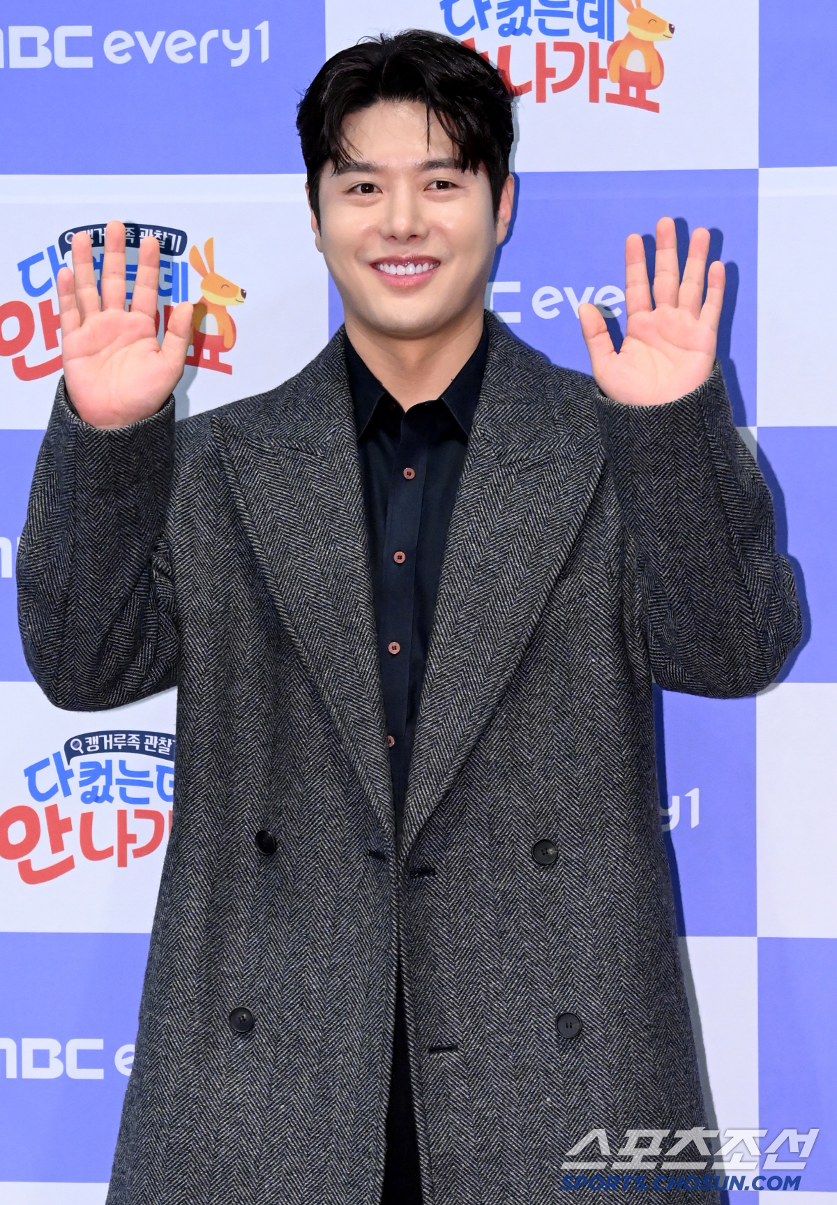 [포토] 신정윤, 훈훈한 미소로 손인사