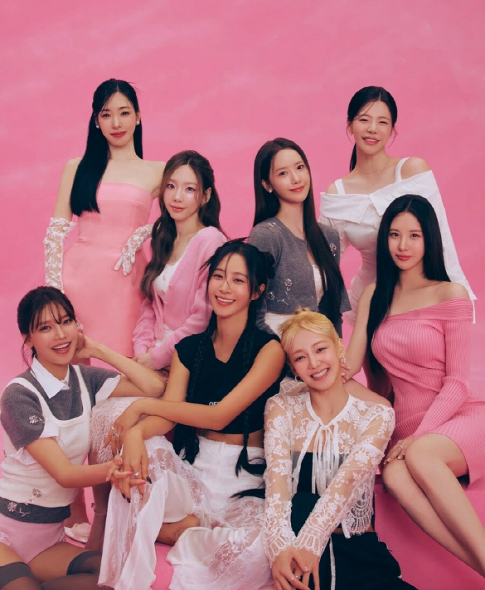 [SCin스타] 소녀시대, 완전체 컴백 준비하나…'가족사진' 공개