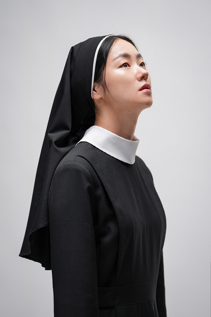 수녀복이 체질..'검은 수녀들' 전여빈, 간절함 가득 눈빛으로 분위기 압…