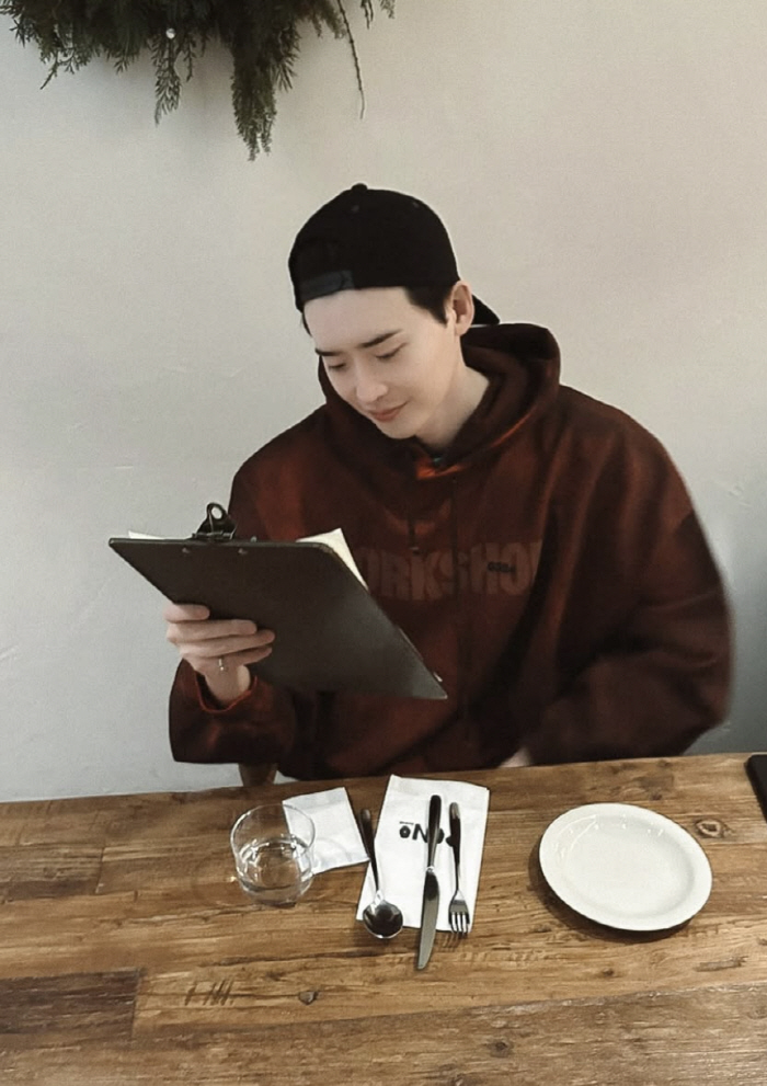 이종석, ♥아이유와 레스토랑 데이트?..애정 듬뿍 담긴 '남친짤의 정석'