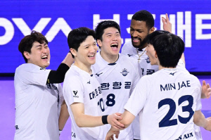 '2위 신세' 디펜딩 챔프 대한항공·현대건설의 '동병상련'