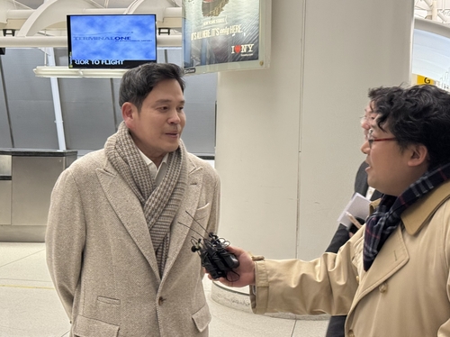 18일(현지시간) 미국 뉴욕 JFK국제공항을 통해 입국한 정용진 신세계그룹 회장이 기자들을 만나는 모습. [촬영 이지헌 뉴욕 특파원]