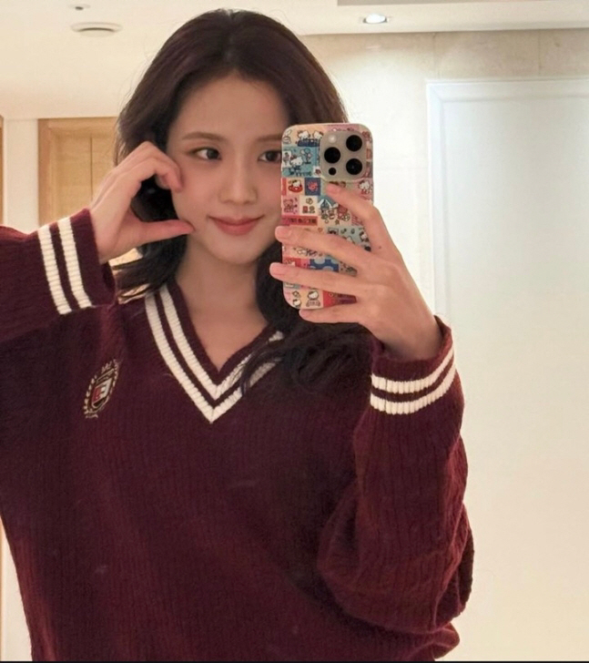 [SCin스타] '심쿵' 하트 남발하며 선보인 프레피룩+헬로키티 거울샷……