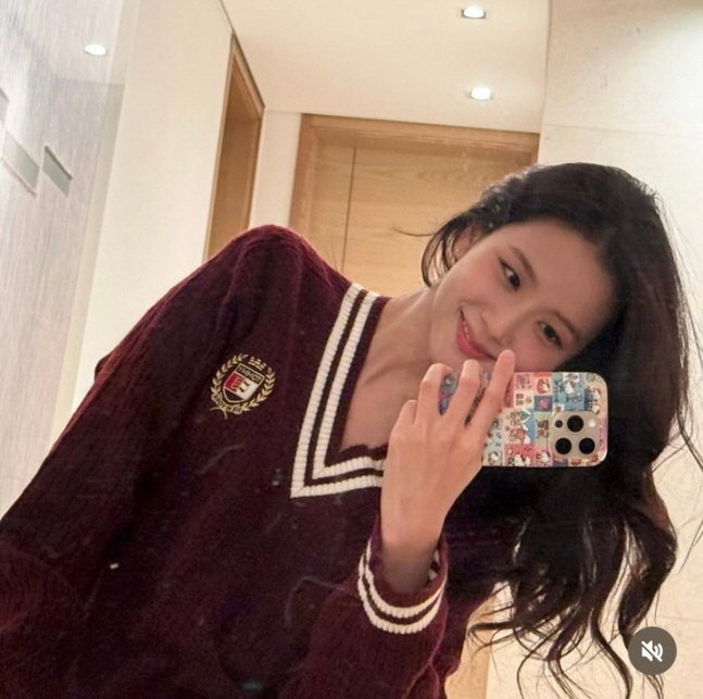 [SCin스타] '심쿵' 하트 남발하며 선보인 프레피룩+헬로키티 거울샷……