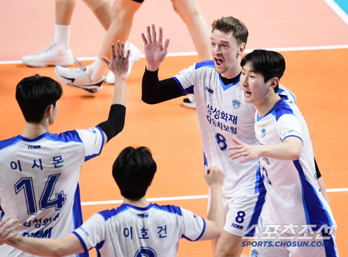 '니콜리치 괜찮아 쉬어!' 우리카드 4위 혈투 웃었다, 삼성화재 3대1 …