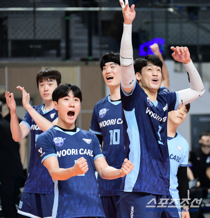 '니콜리치 괜찮아 쉬어!' 우리카드 4위 혈투 웃었다, 삼성화재 3대1 …