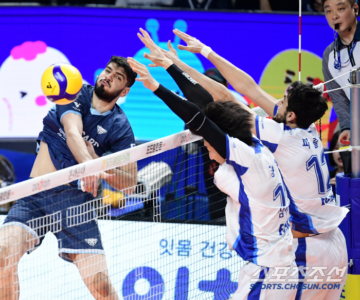 '에이스 없어도' 쌍포 48득점, 블로킹 20-9 압도하며 4위 사수…"…