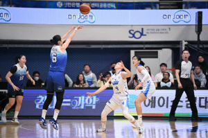 신한은행, 김단비가 또 홀로 분전한 우리은행 꺾고 4위 지켜내