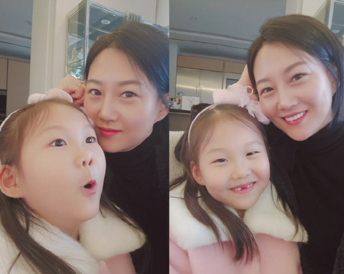 장윤정이 2명..앞니 빠진 하영이와 도플갱어 셀카 "딸내미랑 외출"