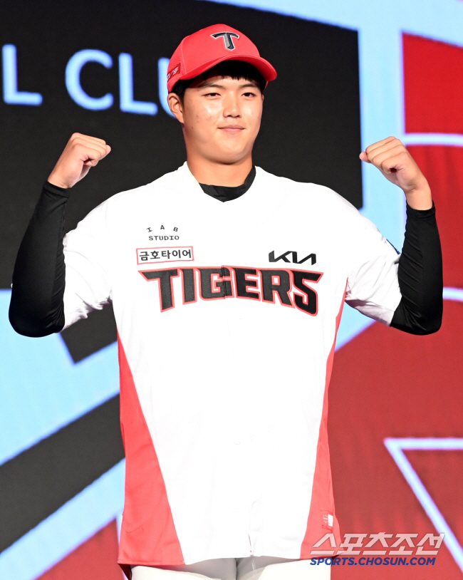 19살 막내, 美 비즈니스 탑승권 거저 얻지 않았다…무려 12년 기다렸다…