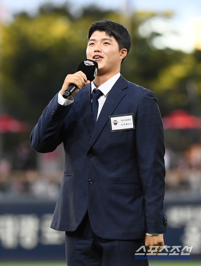 19살 막내, 美 비즈니스 탑승권 거저 얻지 않았다…무려 12년 기다렸다…
