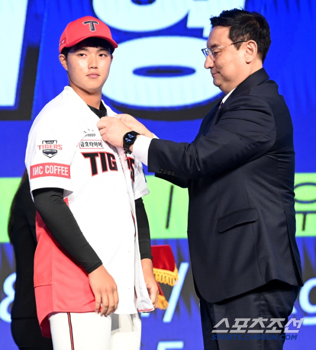 19살 막내, 美 비즈니스 탑승권 거저 얻지 않았다…무려 12년 기다렸다…