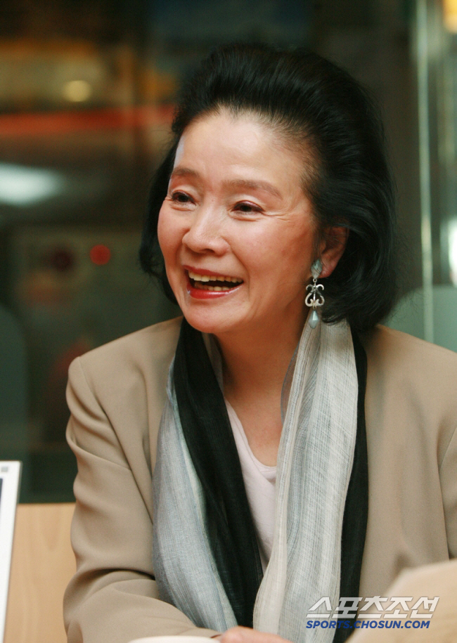"오래도록 기억해 달라" 故윤정희, 오늘(19일) 2주기…알츠하이머 투병…