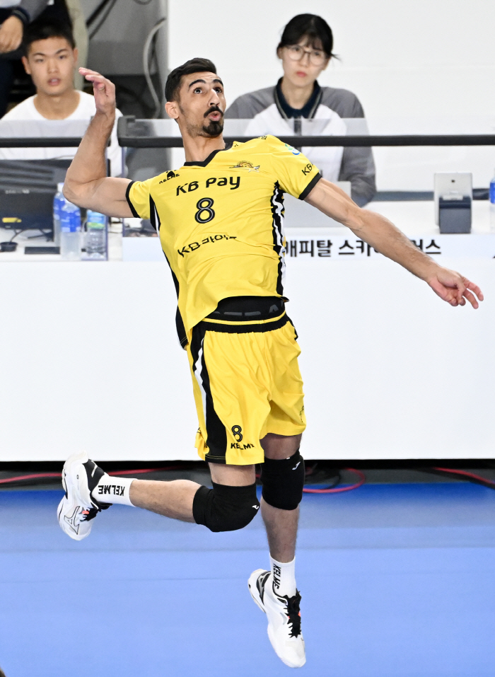 "신장, 파워로만 배구 하는 거 아니다" 적장, 상대 세터도 깜짝...바레인 국대 아쿼, KB 돌풍 주역 될까